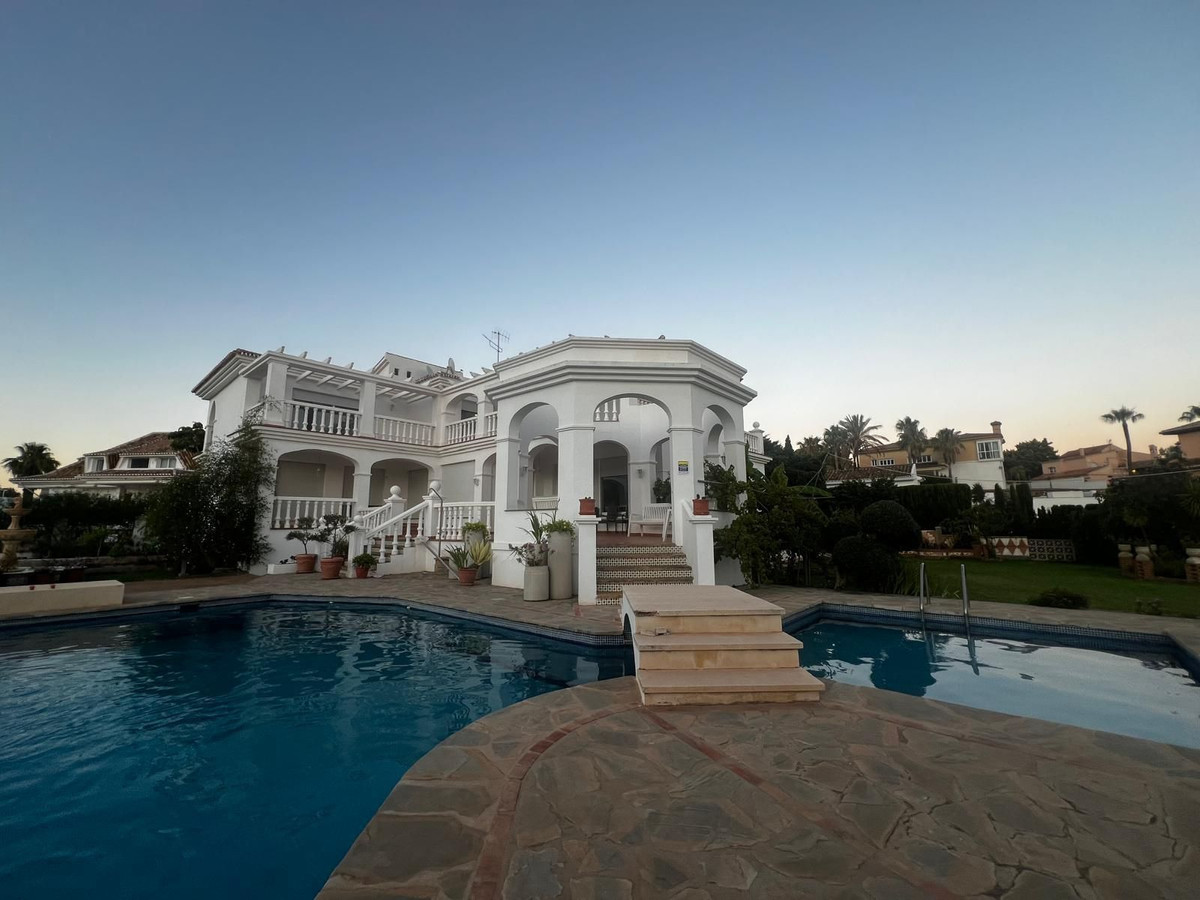Se vende Villa - Chalet de 5 dormitorios en Costa Del Sol, Málaga, España