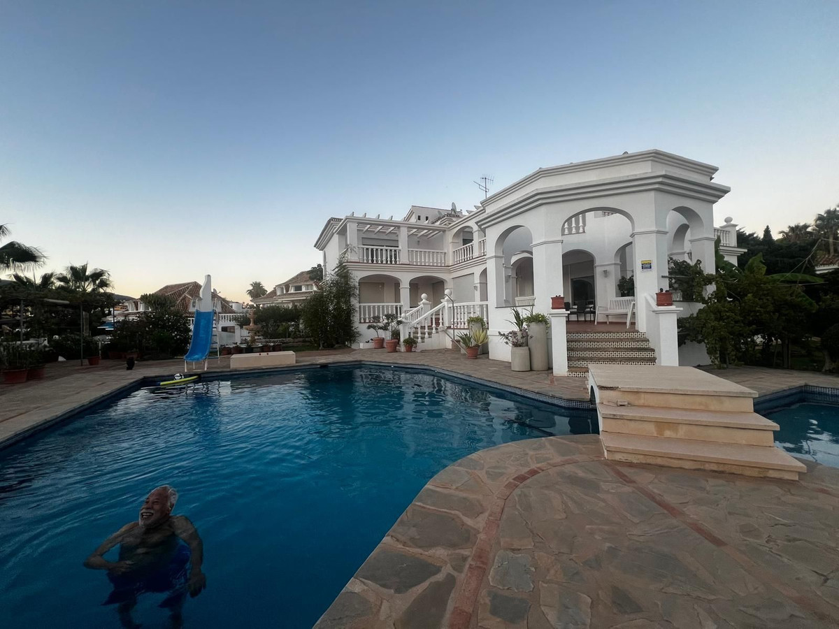 Se vende Villa - Chalet de 5 dormitorios en Costa Del Sol, Málaga, España