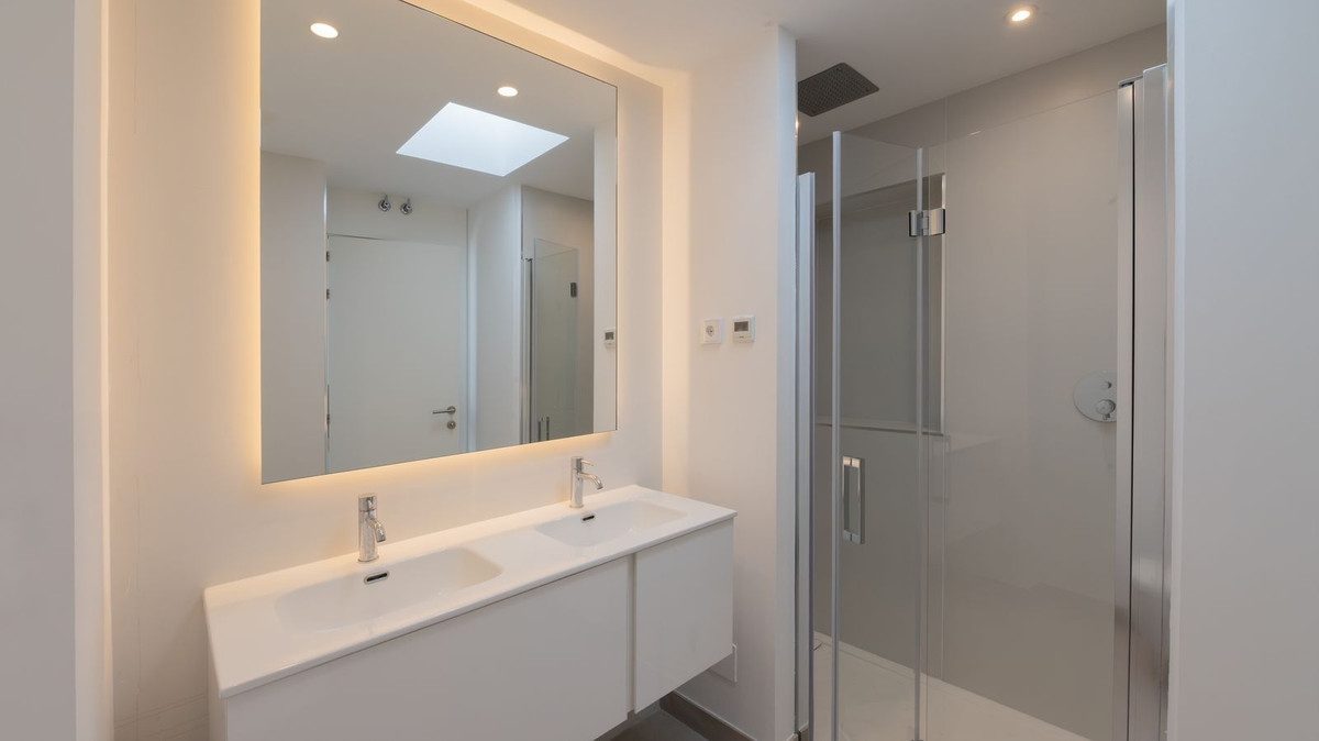 Se vende Villa - Chalet de 4 dormitorios en Costa Del Sol, Málaga, España