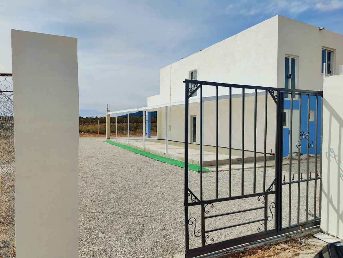 4 Bed Townhouse for sale in Pinoso Costa Blanca, Alicante, Spain
