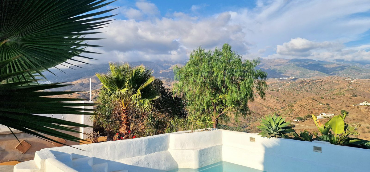3 Bed Townhouse for sale in Arenas Costa Del Sol East, Málaga, Spain