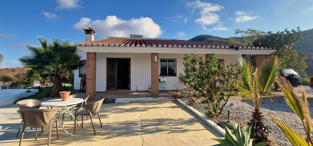 3 Bed Townhouse for sale in Arenas Costa Del Sol East, Málaga, Spain