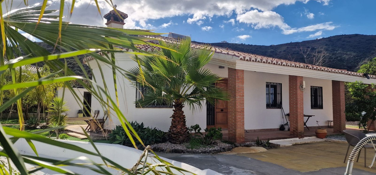 3 Bed Townhouse for sale in Arenas Costa Del Sol East, Málaga, Spain
