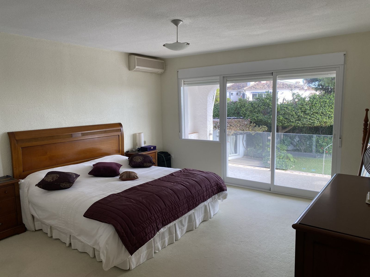 Se vende Villa - Chalet de 4 dormitorios en Costa Del Sol, Málaga, España