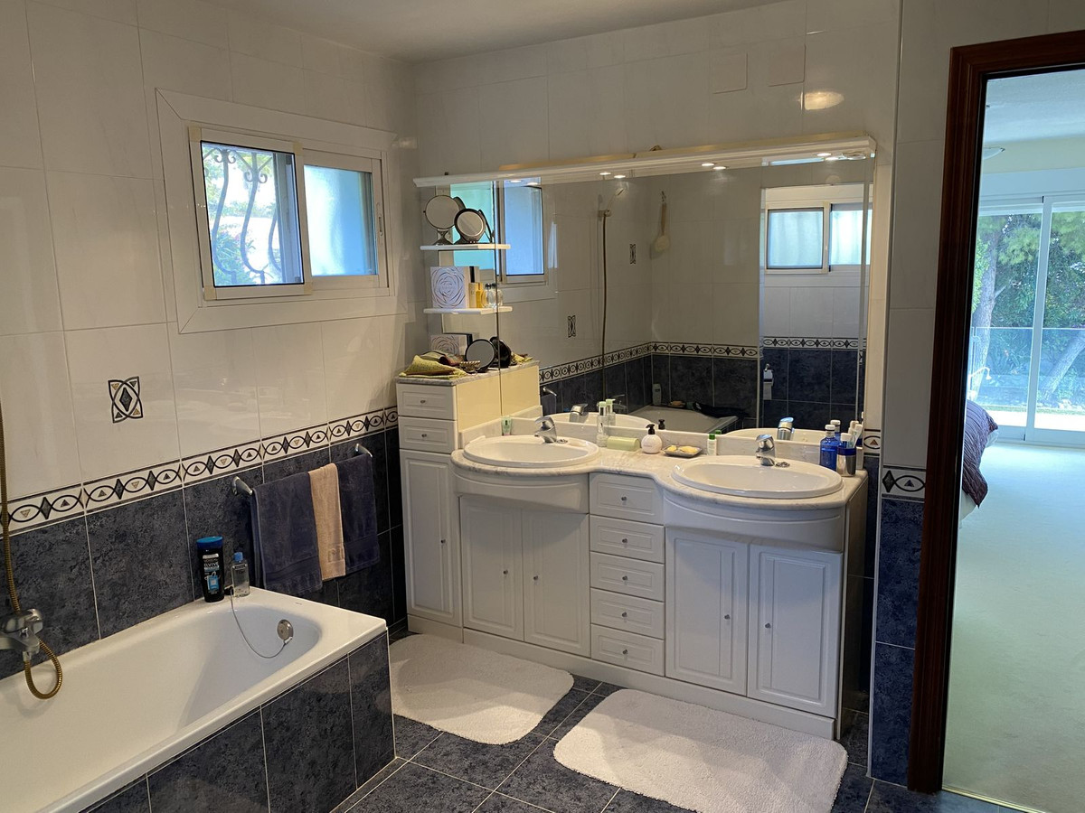 Se vende Villa - Chalet de 4 dormitorios en Costa Del Sol, Málaga, España