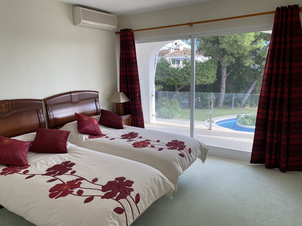 Se vende Villa - Chalet de 4 dormitorios en Costa Del Sol, Málaga, España