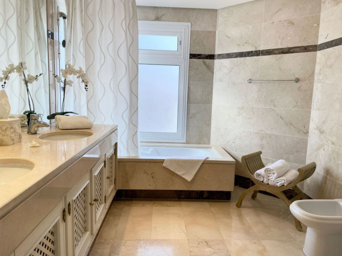 2 Bed Apartment for sale in Nueva Andalucía Costa Del Sol, Málaga, Spain
