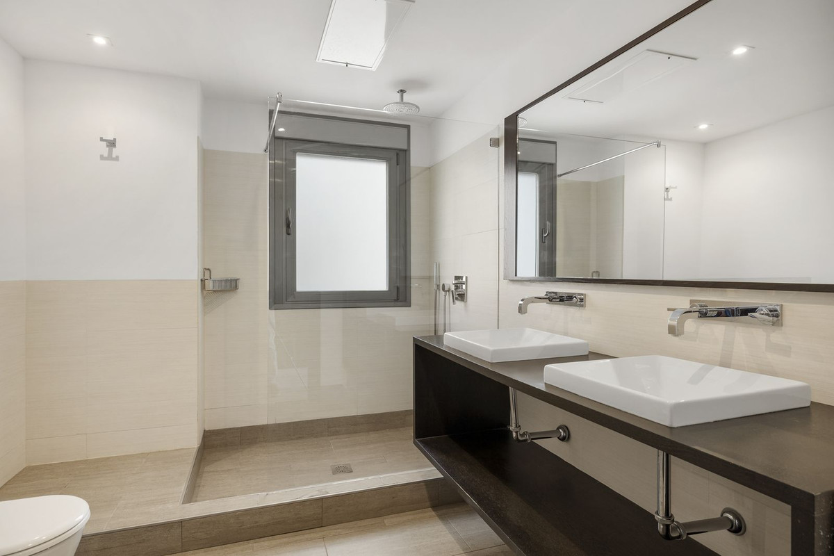 3 Bed Apartment for sale in Benahavís Costa Del Sol, Málaga, Spain