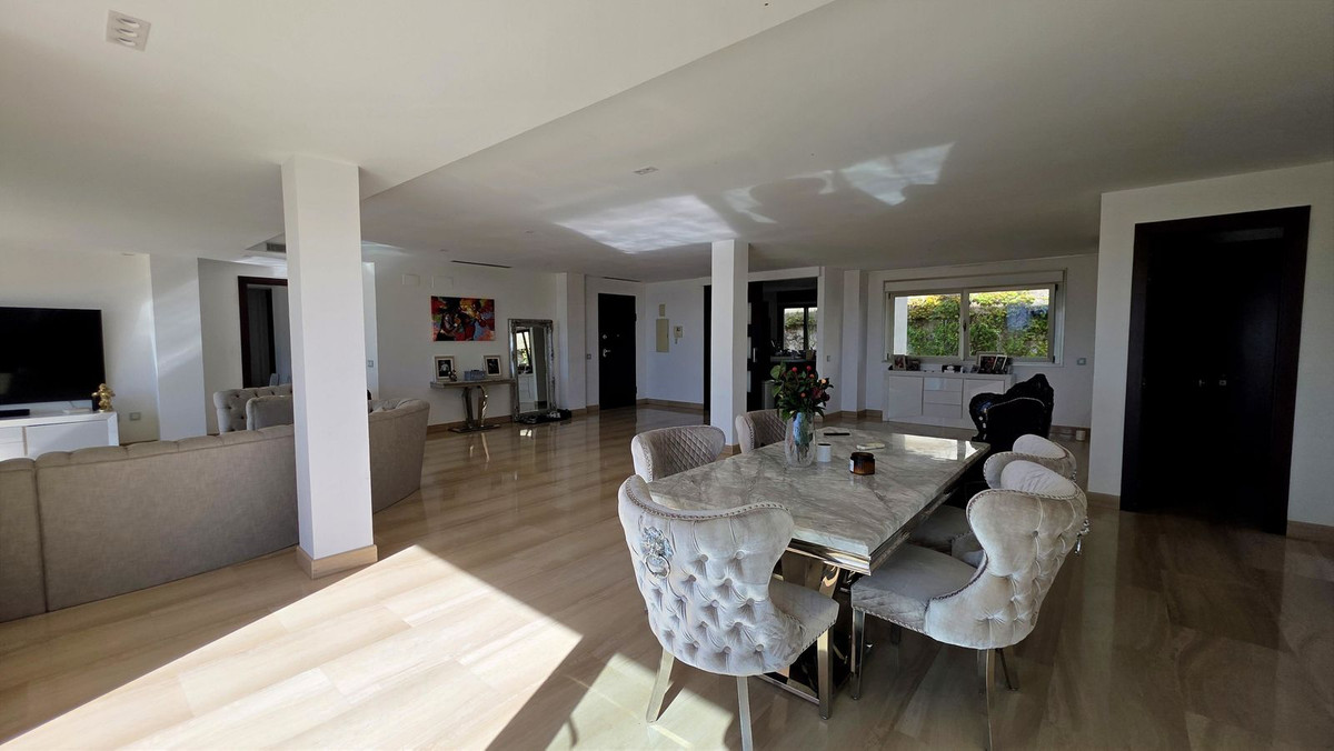 3 Bed Apartment for sale in Benahavís Costa Del Sol, Málaga, Spain