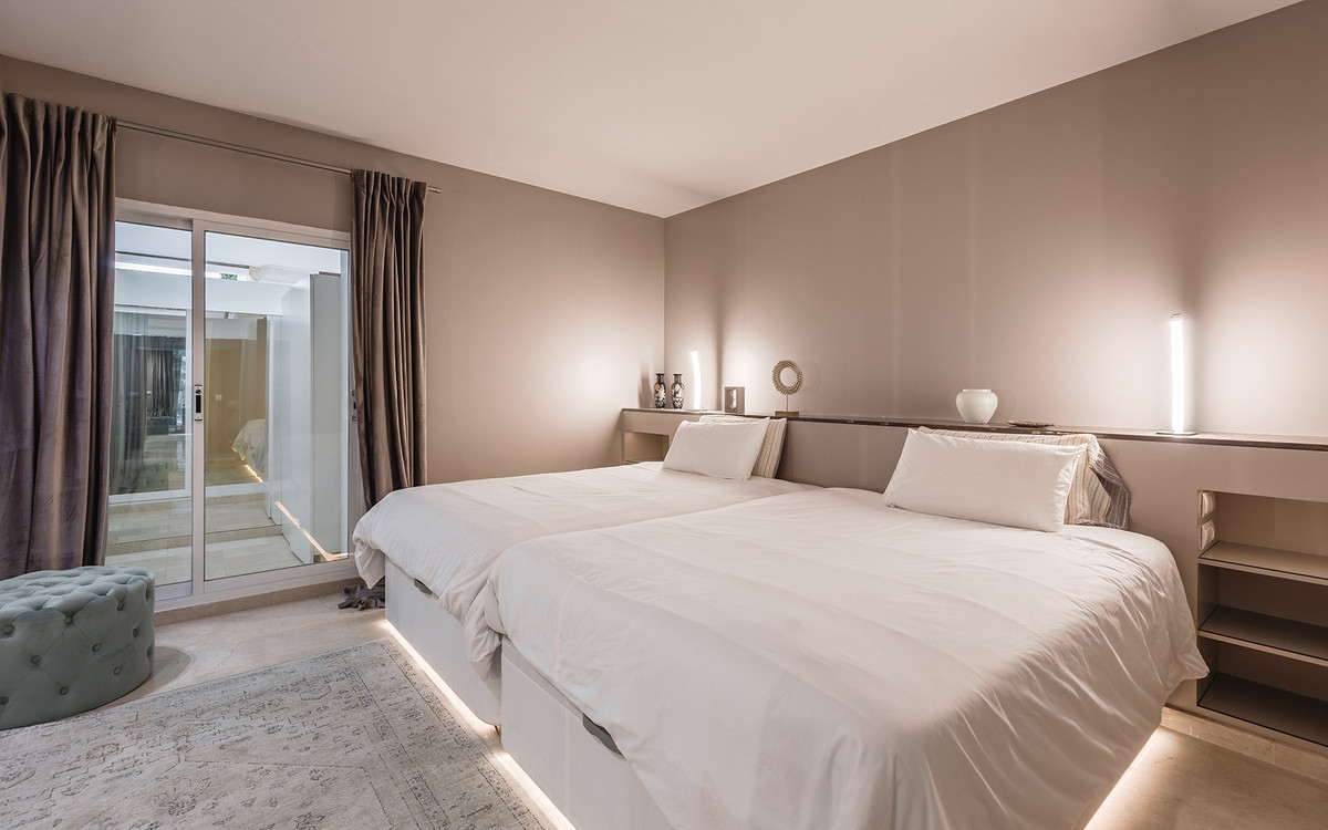 2 Bed Apartment for sale in The Golden Mile Costa Del Sol, Málaga, Spain