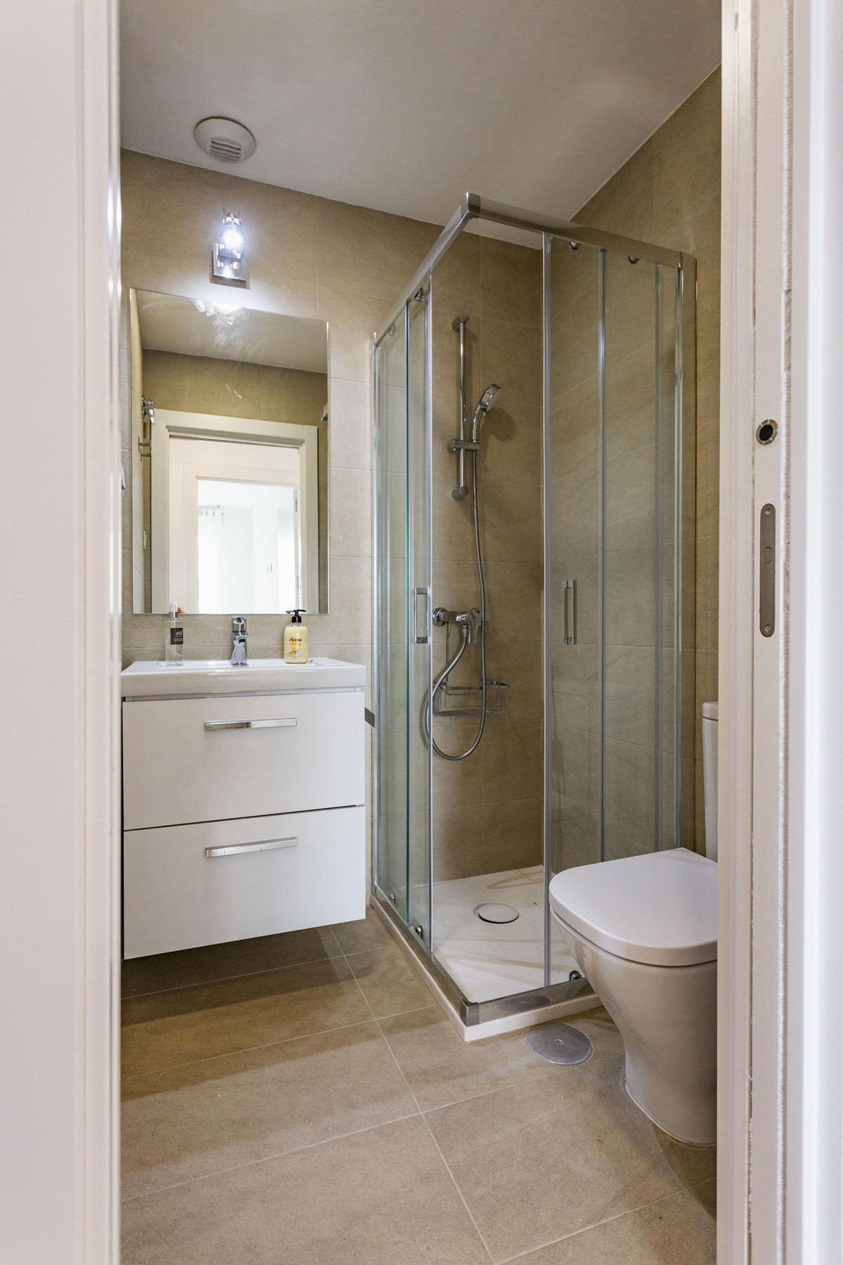 Se vende Apartamento Planta Media de 2 dormitorios en Costa Del Sol, Málaga, España