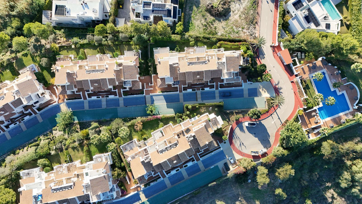 2 Bed Apartment for sale in Nueva Andalucía Costa Del Sol, Málaga, Spain
