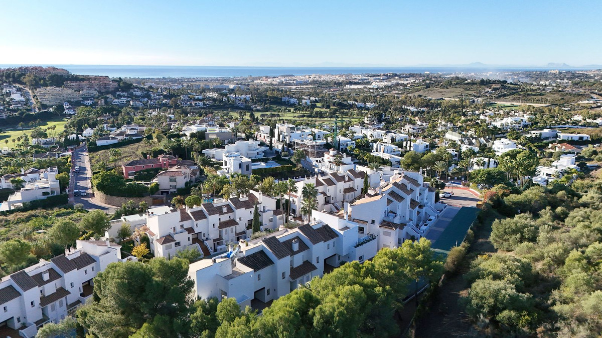 2 Bed Apartment for sale in Nueva Andalucía Costa Del Sol, Málaga, Spain