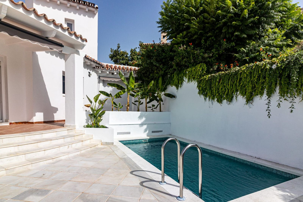 Se vende Villa - Chalet de 5 dormitorios en Costa Del Sol, Málaga, España
