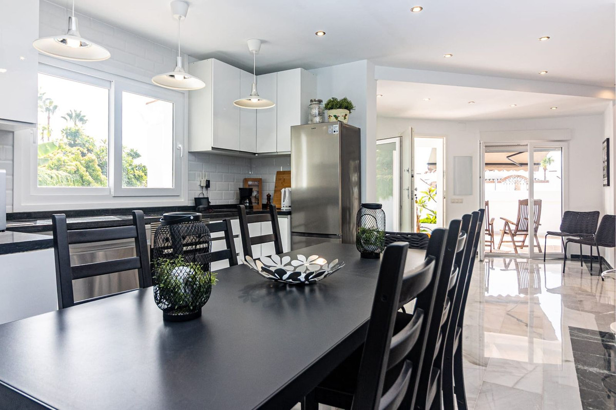 Se vende Villa - Chalet de 5 dormitorios en Costa Del Sol, Málaga, España