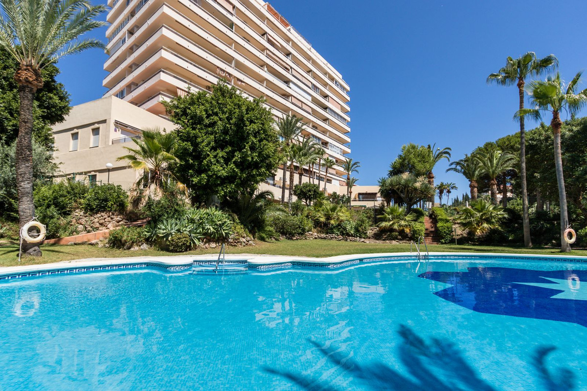 Se vende Apartamento en Planta Última de 2 dormitorios en Costa Del Sol, Málaga, España