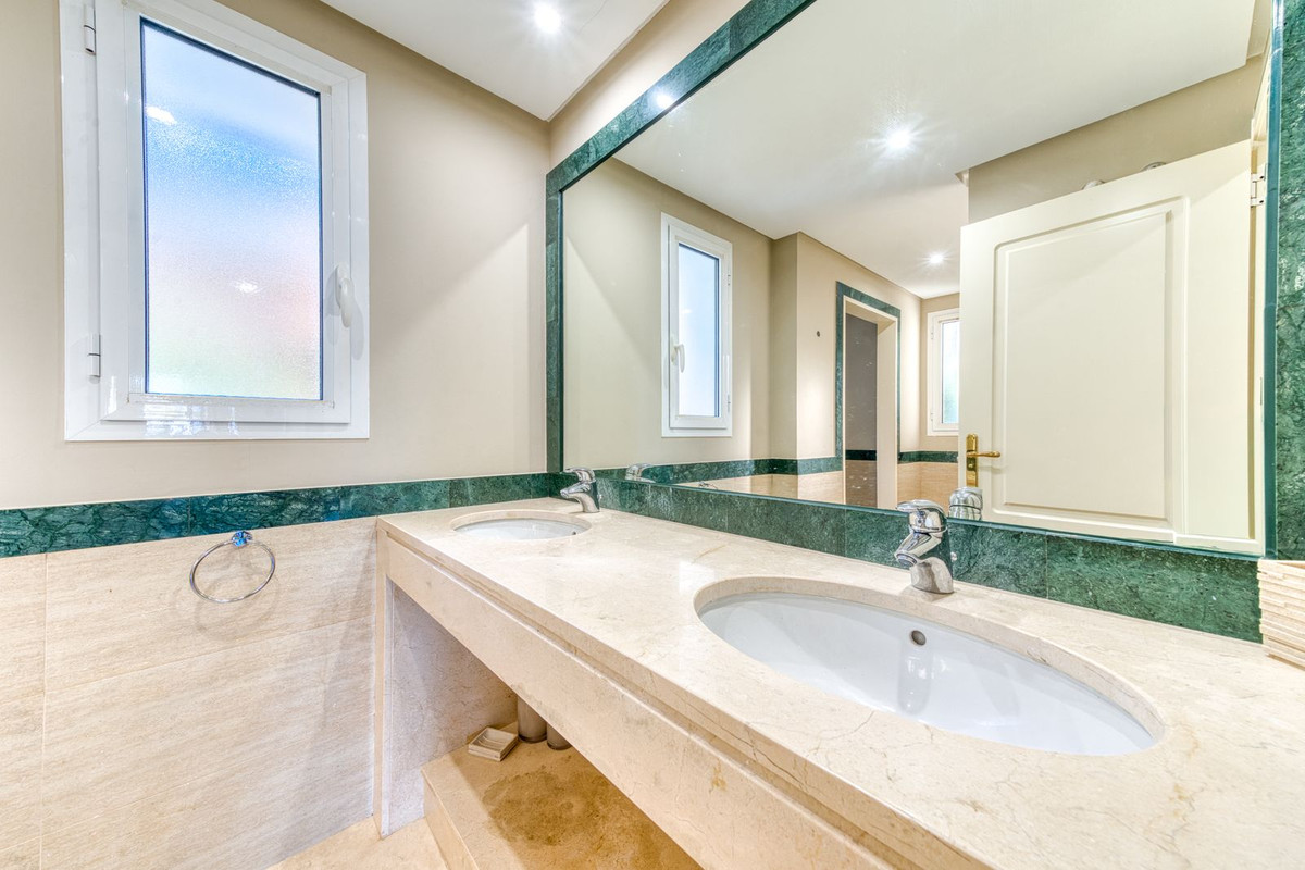 3 Bed Apartment for sale in La Quinta Costa Del Sol, Málaga, Spain