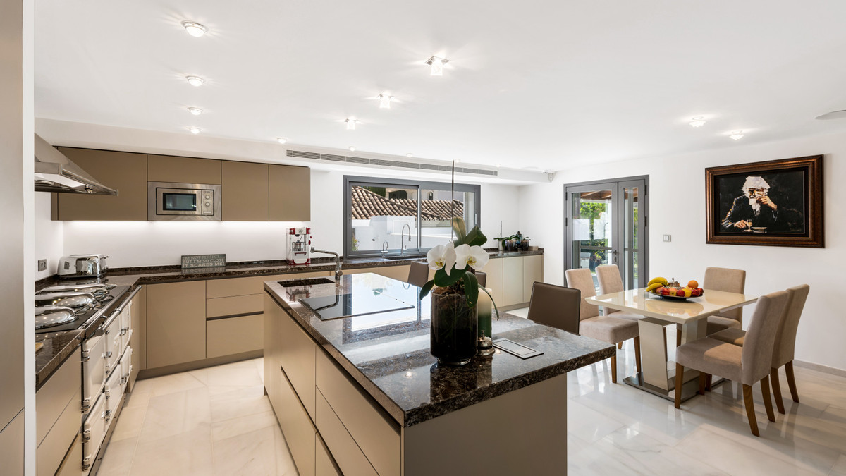 6 Bed Townhouse for sale in Nueva Andalucía Costa Del Sol, Málaga, Spain