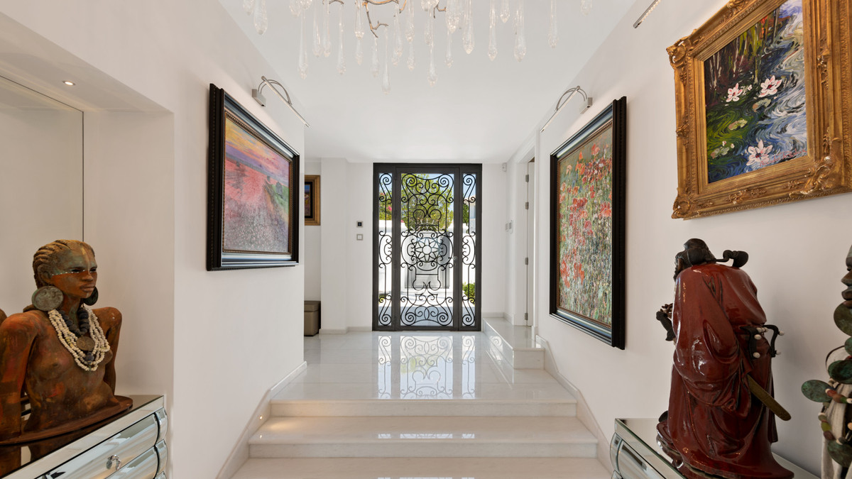 6 Bed Townhouse for sale in Nueva Andalucía Costa Del Sol, Málaga, Spain