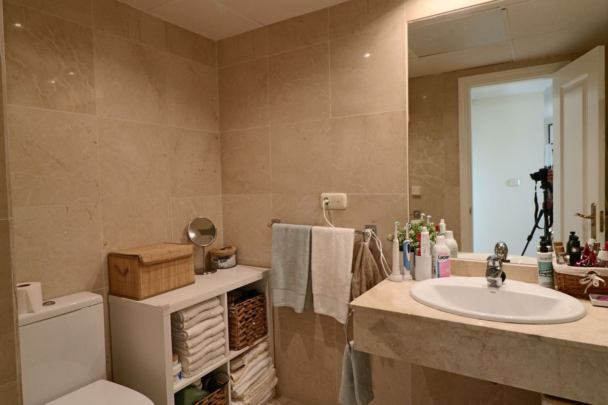 Se vende Apartamento Planta Media de 2 dormitorios en Costa Del Sol, Málaga, España