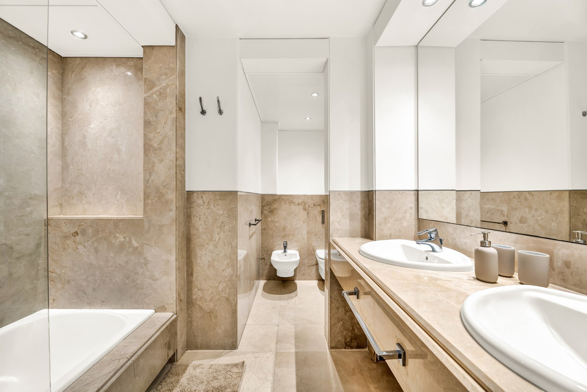 Se vende Apartamento Planta Media de 3 dormitorios en Costa Del Sol, Málaga, España