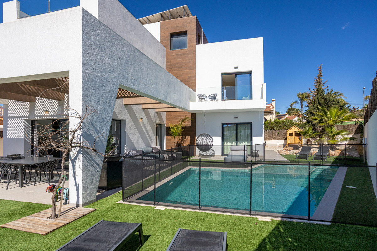 Se vende Villa - Chalet de 4 dormitorios en Costa Blanca, Alicante, España