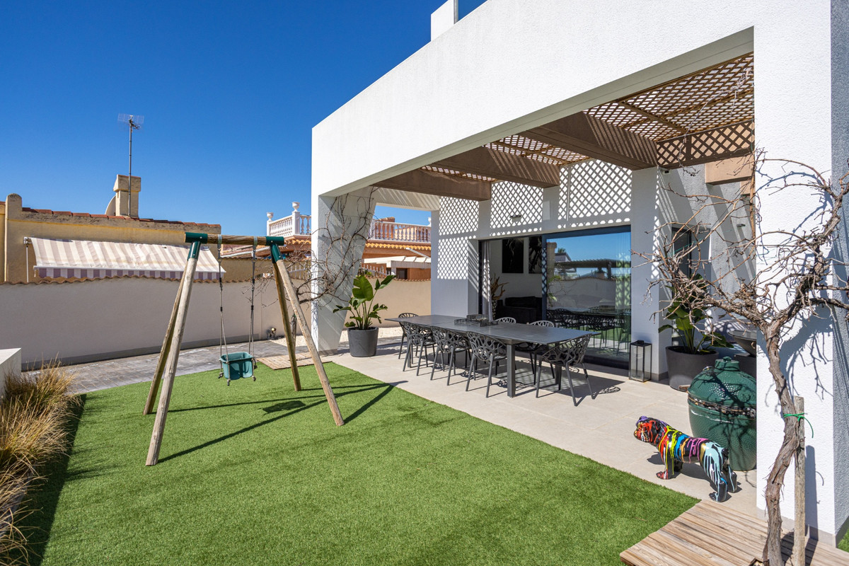 Se vende Villa - Chalet de 4 dormitorios en Costa Blanca, Alicante, España