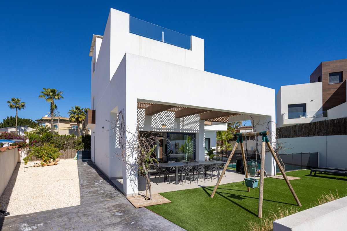 Se vende Villa - Chalet de 4 dormitorios en Costa Blanca, Alicante, España