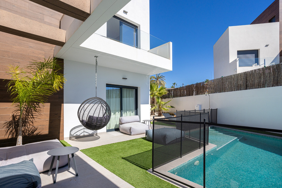 Se vende Villa - Chalet de 4 dormitorios en Costa Blanca, Alicante, España