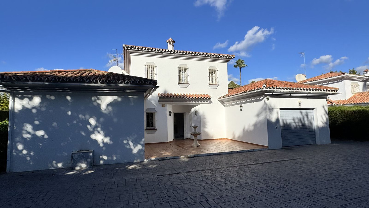 4 Bed Townhouse for sale in El Paraiso Costa Del Sol, Málaga, Spain