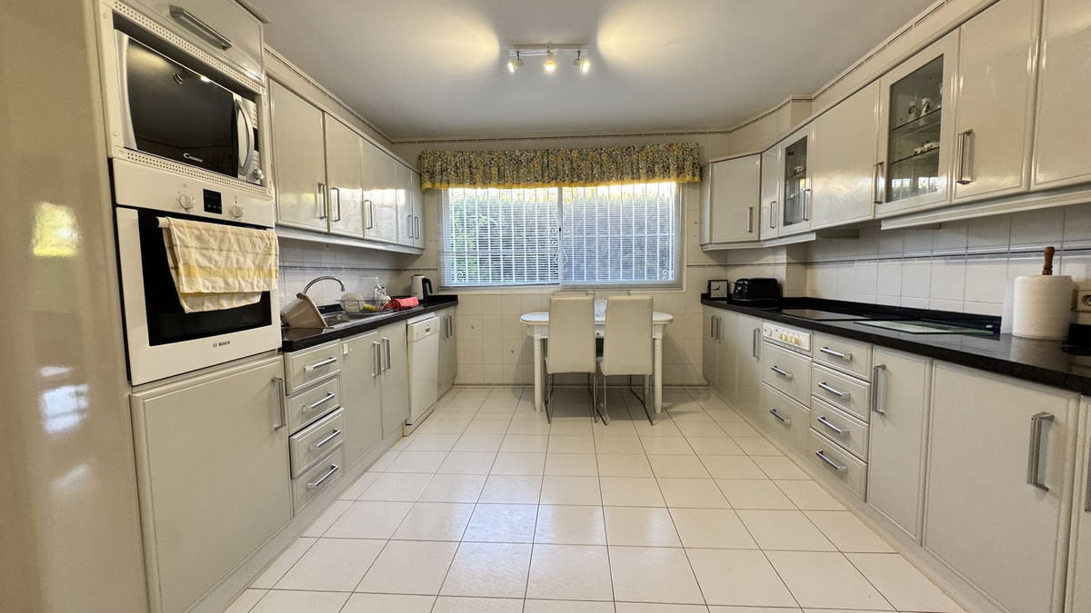 4 Bed Townhouse for sale in El Paraiso Costa Del Sol, Málaga, Spain