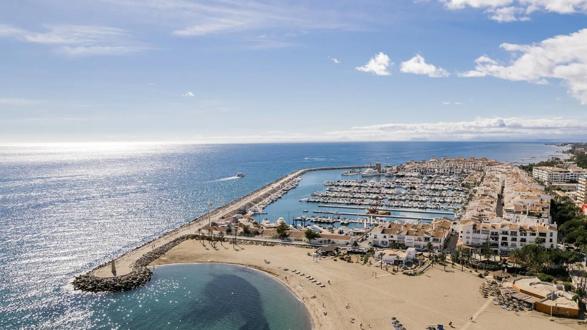 Se vende Villa - Chalet de 4 dormitorios en Costa Del Sol, Málaga, España