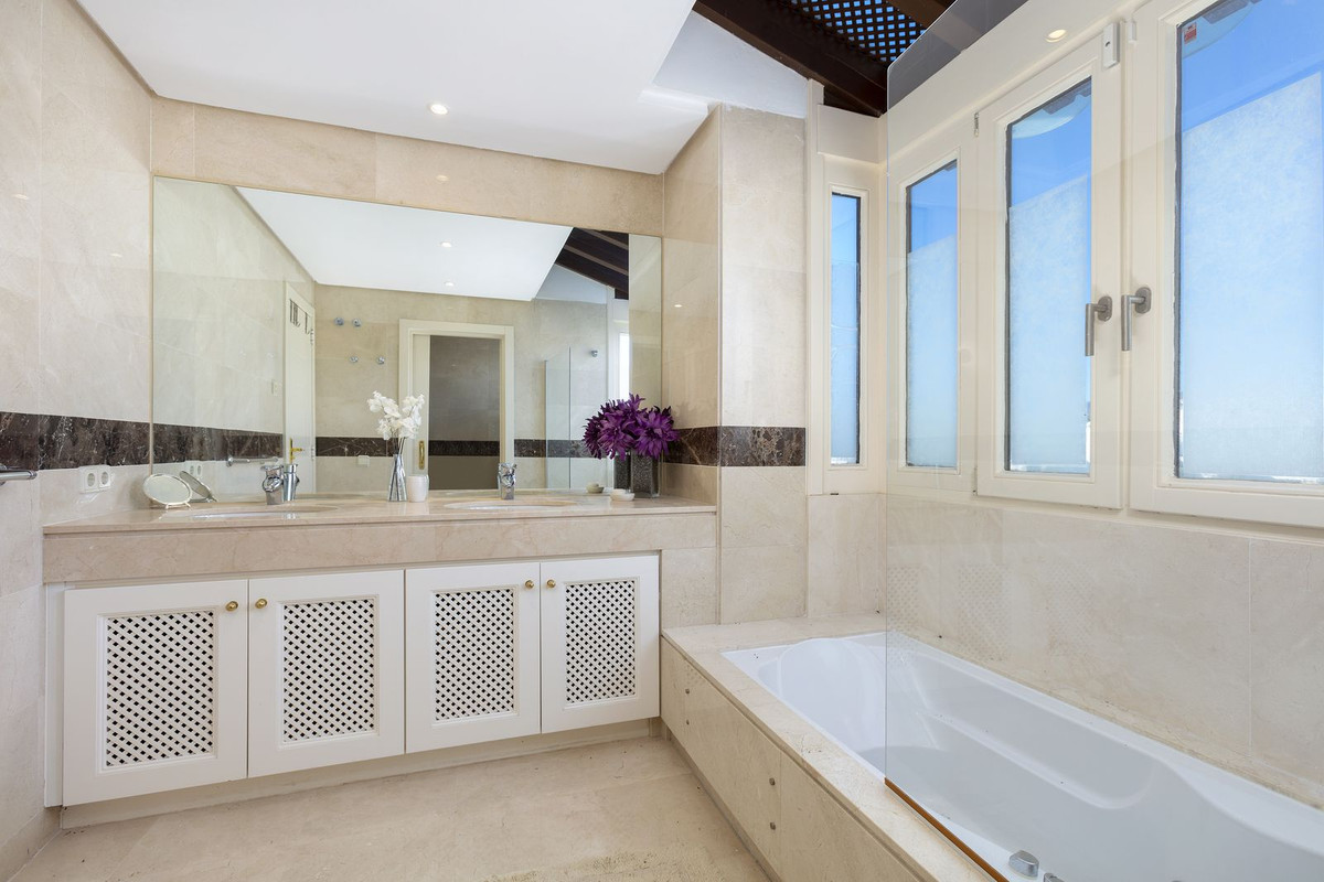 3 Bed Apartment for sale in Benahavís Costa Del Sol, Málaga, Spain