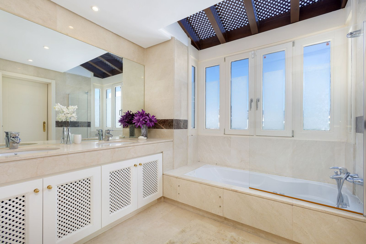 3 Bed Apartment for sale in Benahavís Costa Del Sol, Málaga, Spain