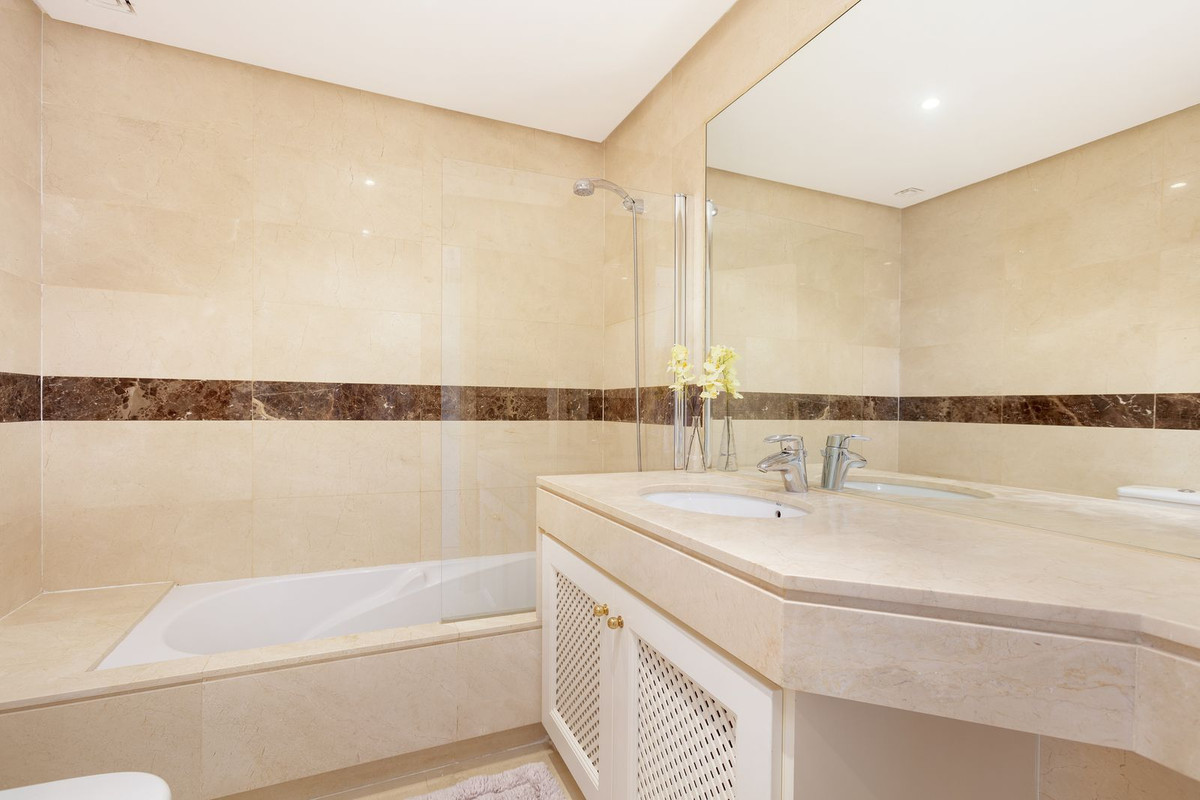 3 Bed Apartment for sale in Benahavís Costa Del Sol, Málaga, Spain