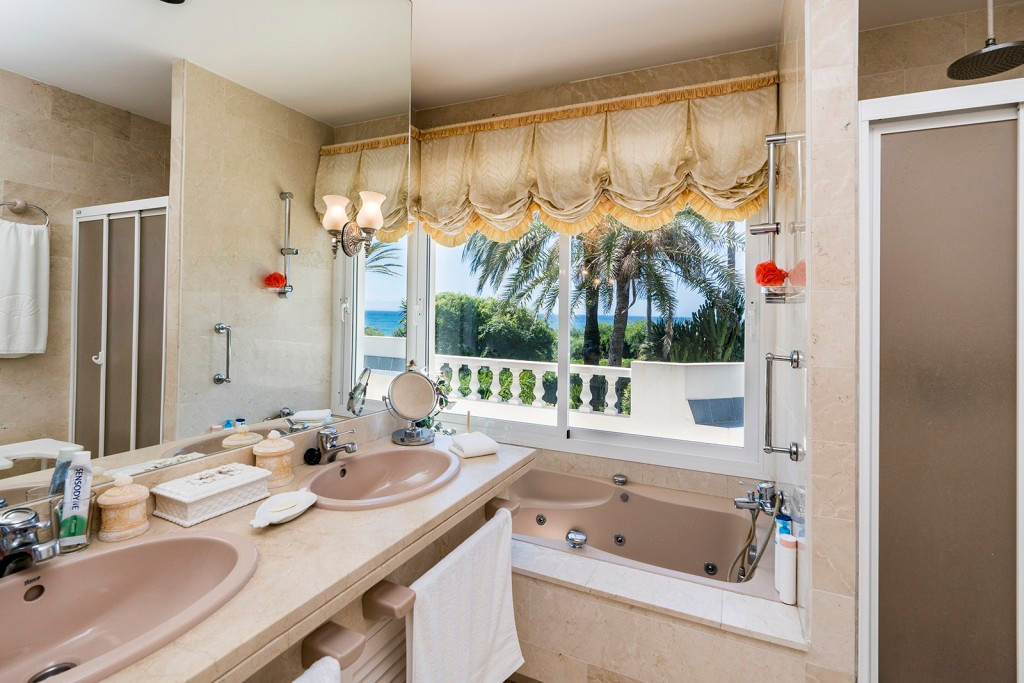 4 Bed Townhouse for sale in Marbella Costa Del Sol, Málaga, Spain