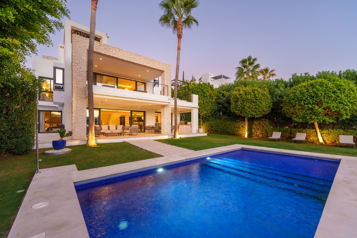 Se vende Villa - Chalet de 6 dormitorios en Costa Del Sol, Málaga, España