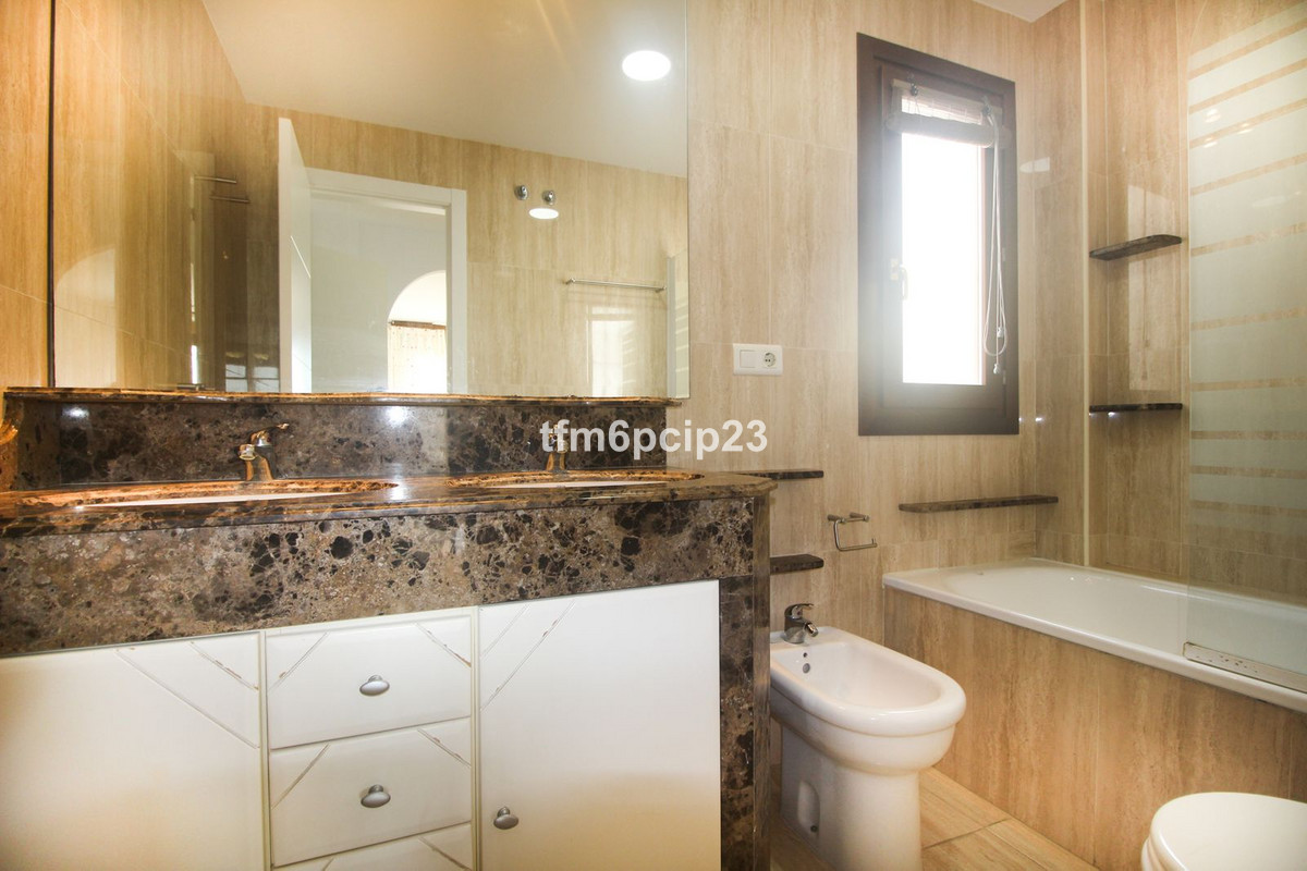 Se vende Adosada de 5 dormitorios en Costa Del Sol, Málaga, España