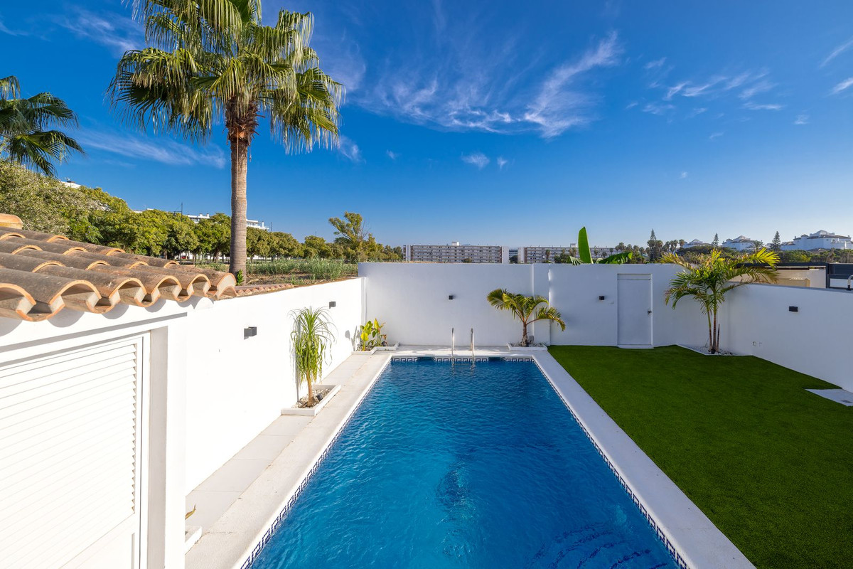 6 Bed Townhouse for sale in Torremolinos Costa Del Sol, Málaga, Spain