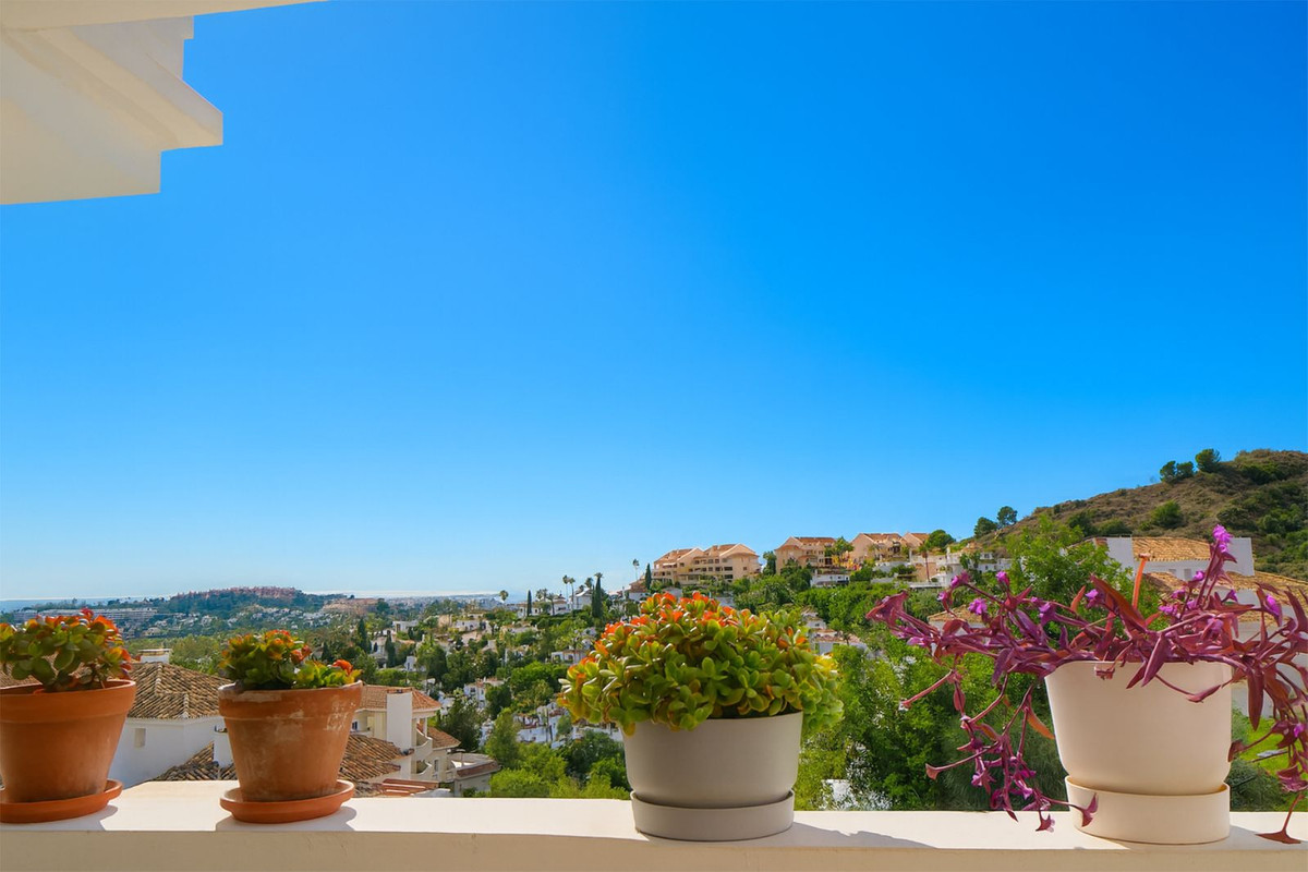 2 Bed Apartment for sale in Nueva Andalucía Costa Del Sol, Málaga, Spain