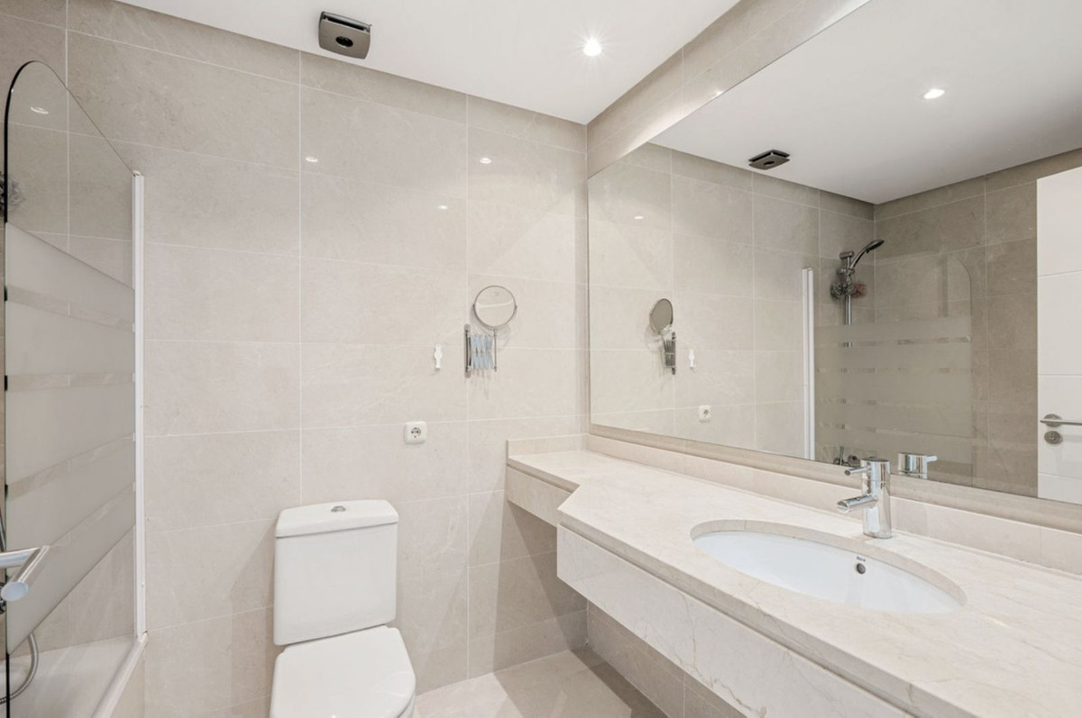 Se vende Apartamento Planta Media de 2 dormitorios en Costa Del Sol, Málaga, España