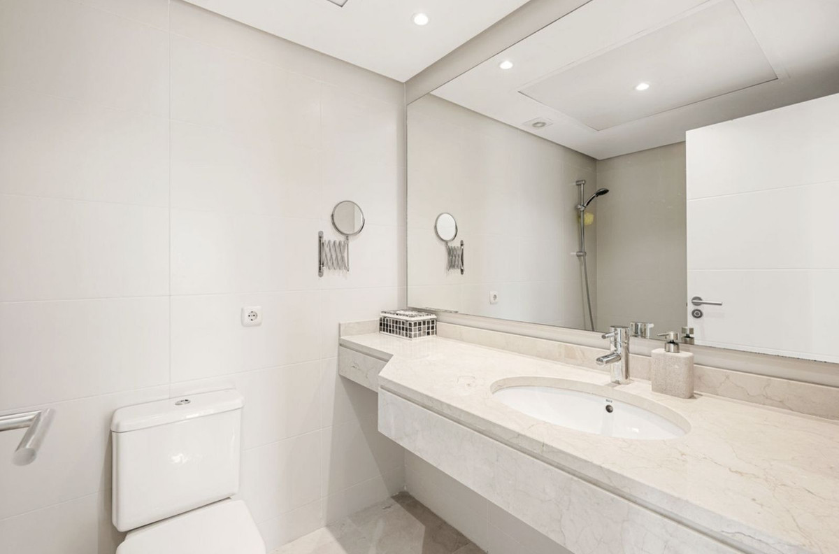 Se vende Apartamento Planta Media de 2 dormitorios en Costa Del Sol, Málaga, España