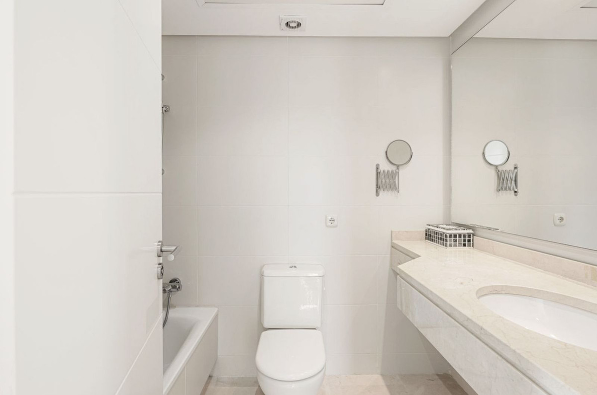 Se vende Apartamento Planta Media de 2 dormitorios en Costa Del Sol, Málaga, España