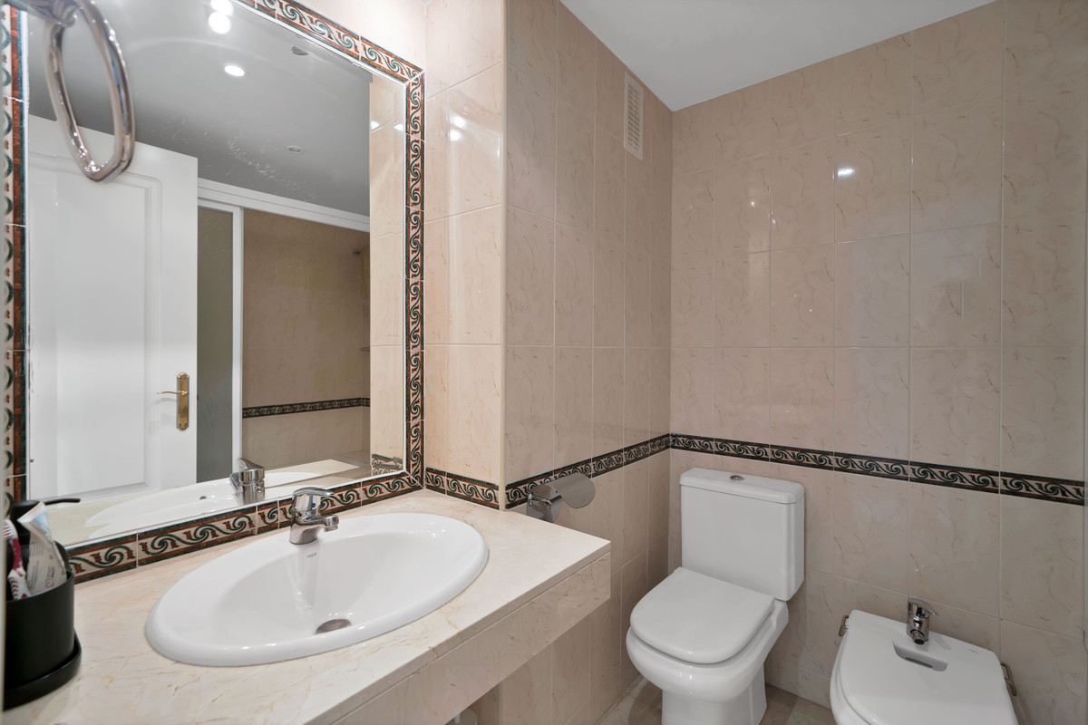 Se vende Apartamento Planta Media de 2 dormitorios en Costa Del Sol, Málaga, España