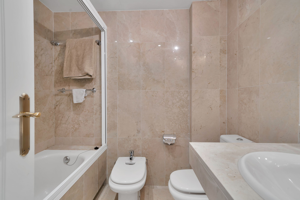 Se vende Apartamento Planta Media de 2 dormitorios en Costa Del Sol, Málaga, España