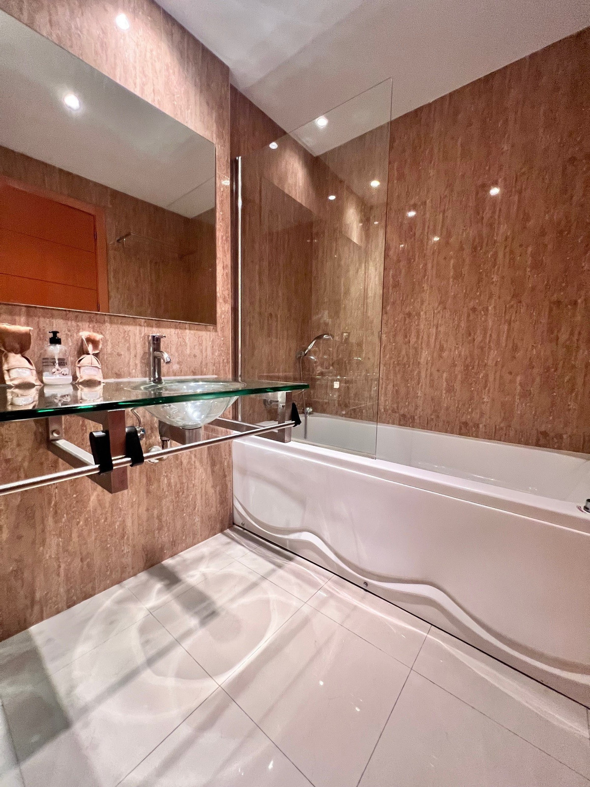 Se vende Apartamento Planta Media de 2 dormitorios en Costa Del Sol, Málaga, España