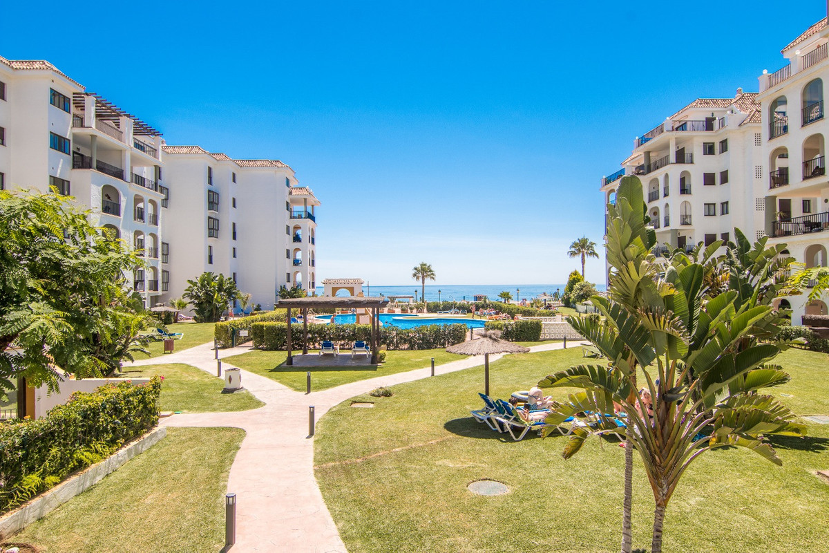 2 Bed Apartment for sale in La Duquesa Costa Del Sol, Málaga, Spain