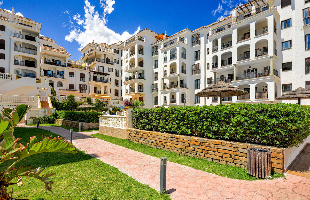 2 Bed Apartment for sale in La Duquesa Costa Del Sol, Málaga, Spain