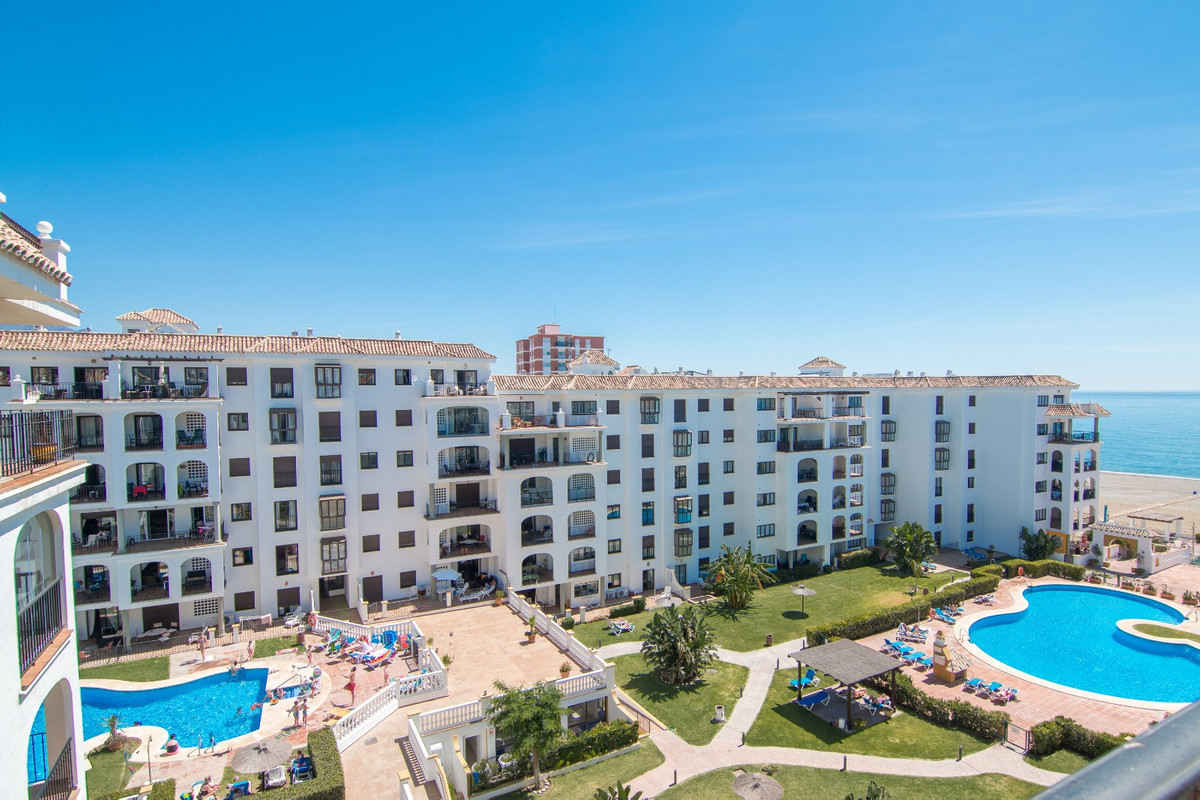 2 Bed Apartment for sale in La Duquesa Costa Del Sol, Málaga, Spain