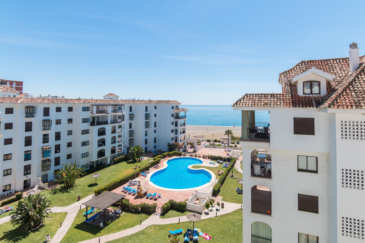 2 Bed Apartment for sale in La Duquesa Costa Del Sol, Málaga, Spain
